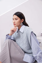 Load image into Gallery viewer, Cozy cable sweater vest
