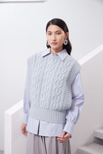 Load image into Gallery viewer, Cozy cable sweater vest